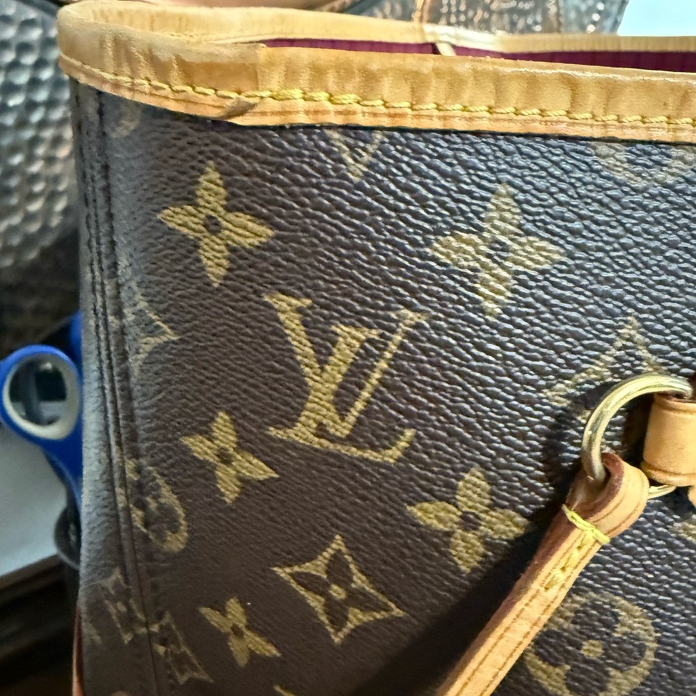 Louis Vuitton Neverfull Monogram Tote GM - Picture 6 of 15